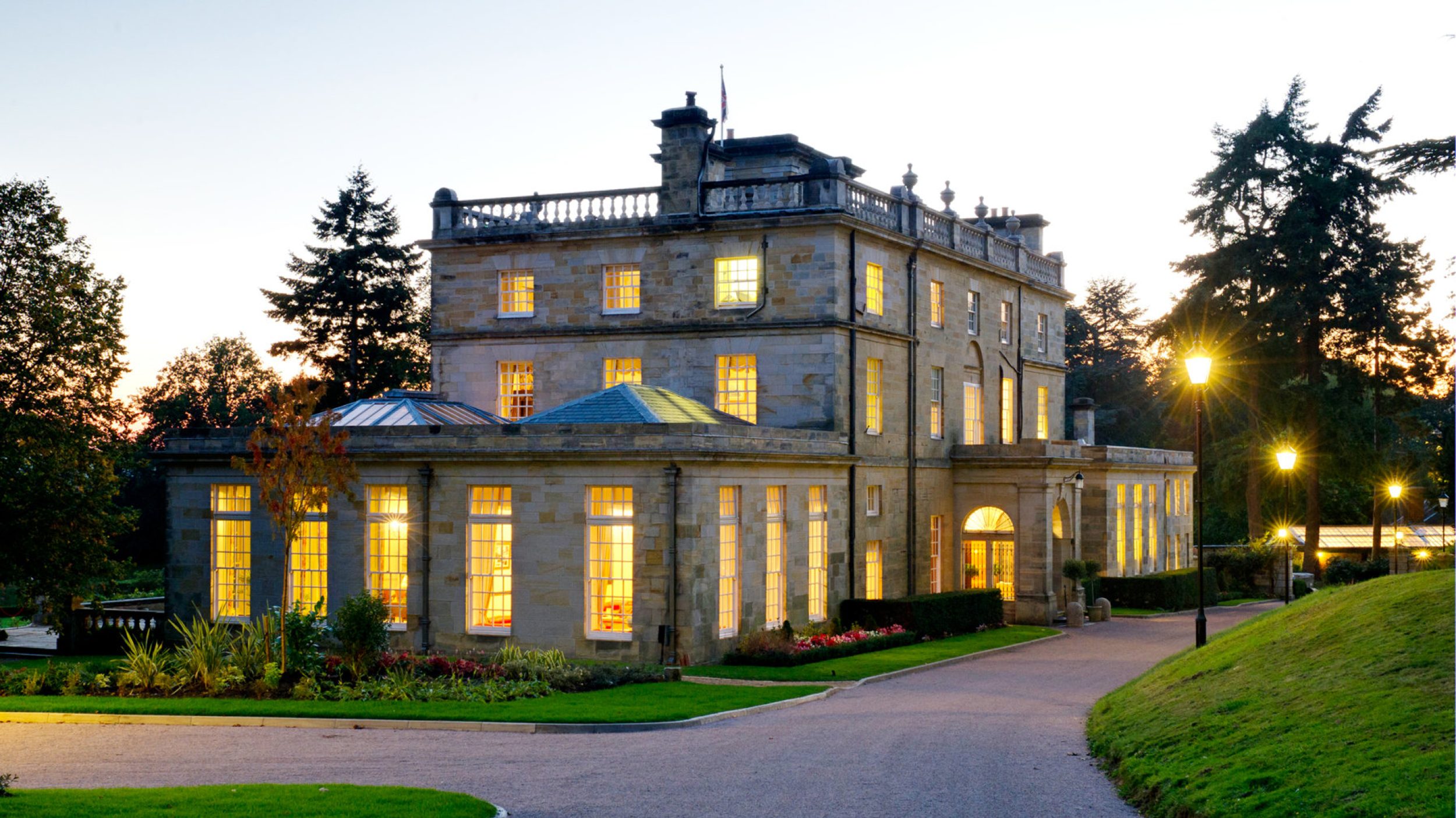 01-saint-hill-exterior-and-rose-garden_16x9_de